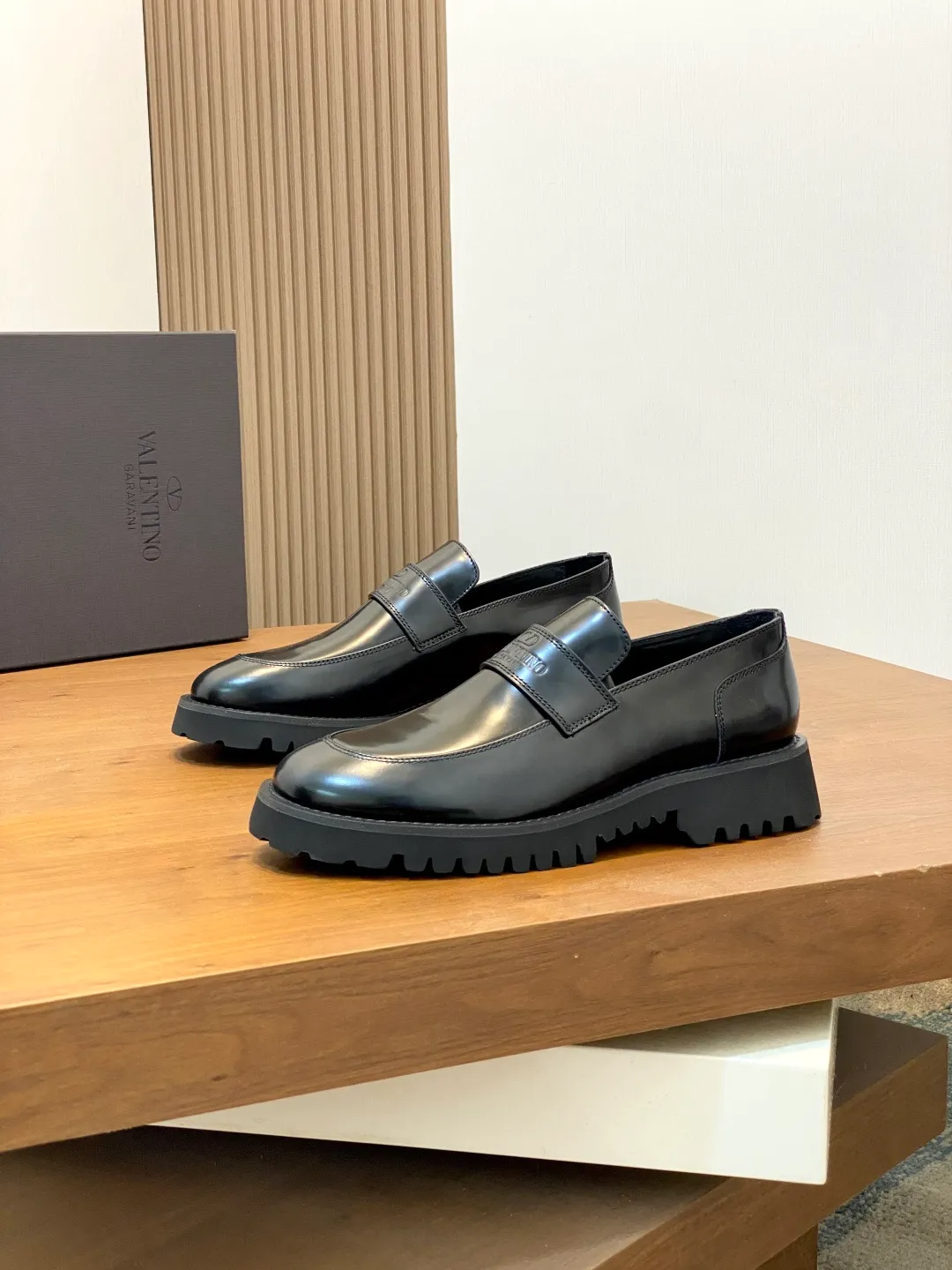 Men's shoes 💰740 VALENTINO Valentino's new men's fashionable casual leather shoes. These leather shoes are made of imported cowhide leather uppers, dyed calfskin lining and calfskin insoles. The upper foot is soft, comfortable and breathable. Comes with complete packaging in the original box! Visible details and quality. Size: 39-44 (customized at 38.45.46)